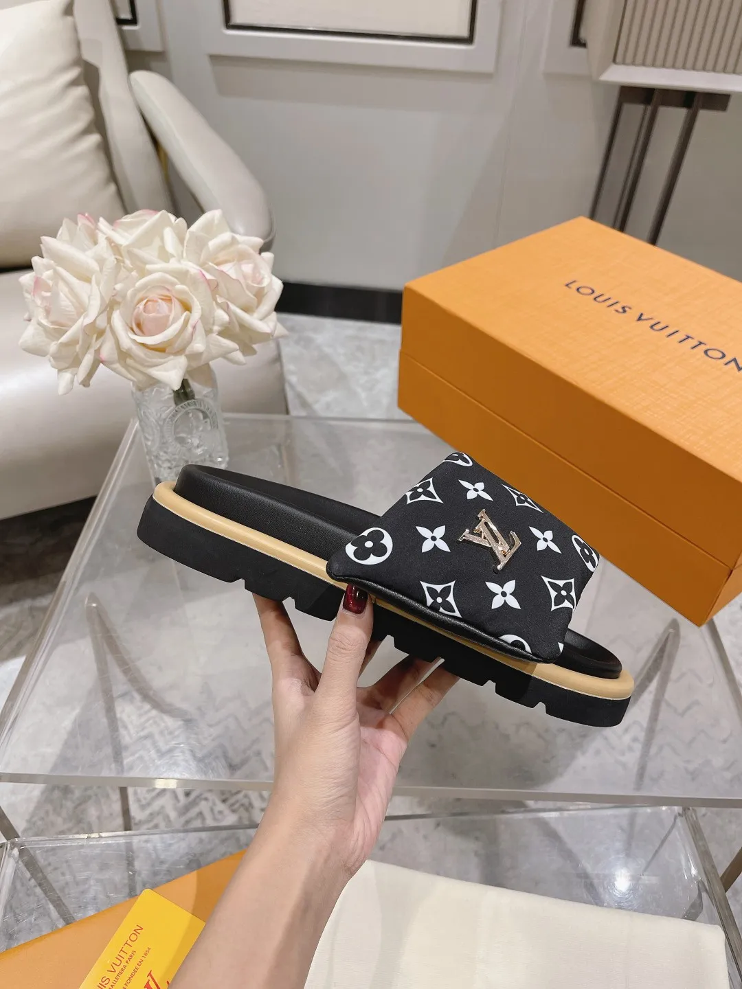 👟👟Ex-factory price 360👟👟 Lvjia brand | ²⁰²5 𝐬𝐬 💛2025 spring and summer latest popular Velcro series...Couple style thick-soled slippers, new rare products at the purchasing level💫 🍒This style is the favorite of celebrities🌟big internet celebrities. A simple and elegant sandal. A good style that you can't take your eyes off at a glance! The thick sole has the effect of increasing the height of the feet. It has the function of elongating the legs immediately. It is exquisite and low-key luxury✔️ No matter it is paired with skirts or trousers, it is super aura🛍 ━━━━━ ЅᏇєєt ━━━━━ ▪️Upper: LV old floral fabric ▪️Outsole: original molded outsole ▪️Shoe size: 35-45